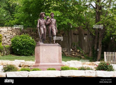 Statue De Tom Sawyer Et Huckleberry Finn Hannibal Missouri Photo