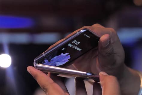6 Best Smart Flip Phones You Can Buy In 2022 Beebom