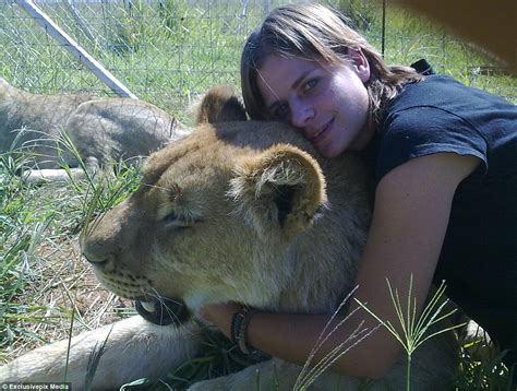 Miekie Van Tonder In South Africa Shares Her Bed With A Lion Daily