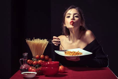 Sensual Woman Eat Spaghetti Italian Girl Eats Spaghetti Pasta Stock Image Image Of Diet