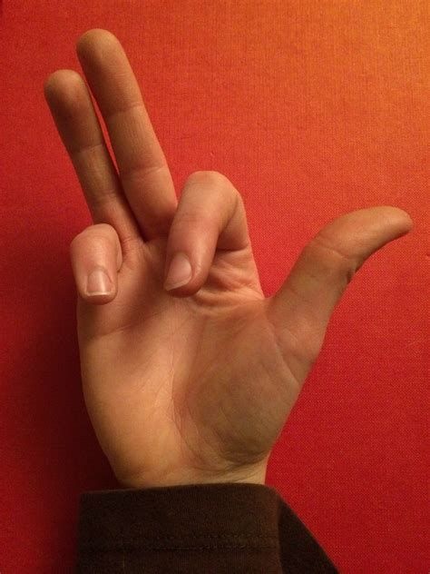 Top 131+ middle and ring finger together latest - awesomeenglish.edu.vn