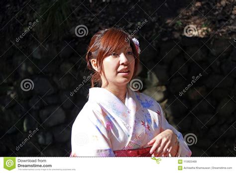 Ragazza Giapponese Sveglia In Vestito Rosa Chiaro Dal Kimono Al