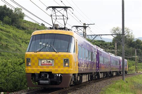 Kredit umožní i stahování neomezenou rychlostí. 開創1200年の高野山へ、特急「こうや」が特別仕様で走行中 ...