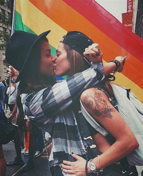 Pinterest C A I L E I G H Lesbian Pride Lgbtq Pride Lesbians Kissing Cute Lesbian Couples