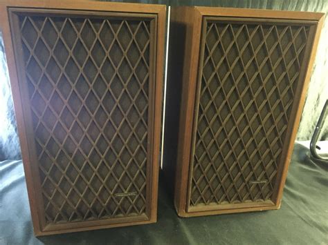 Vintage Realistic Speakers Model Nova 7b For Sale