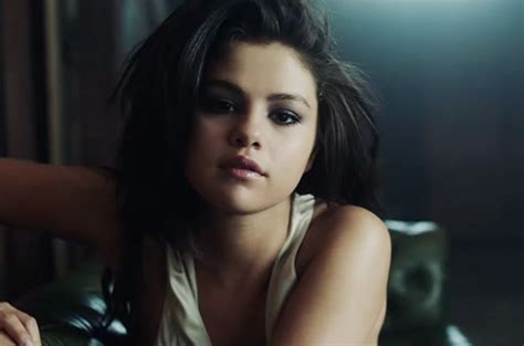 Selena Gomezs Good For You Music Video Singer Flies Solo Without A
