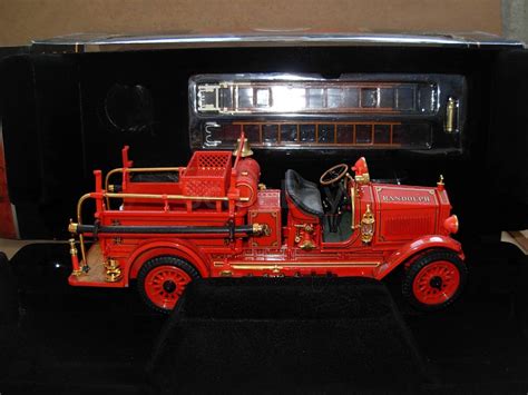 модель 124 пожарный Maxim C 2 1923 Gold 24k Yatming Signature Series
