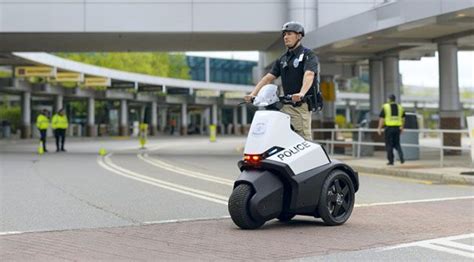 new segway patroller gives mall cops a third wheel e mobility mobility scooter segway pt mall