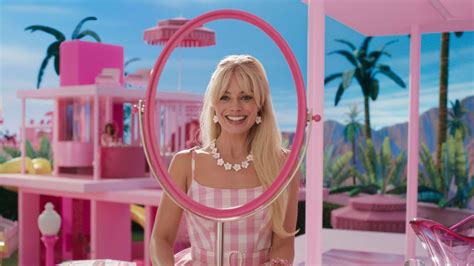 Watch Margot Robbies Barbie Dreamhouse Tour Town And Country