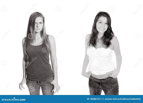 Portraits De Deux Belles Jeunes Femmes Image Stock Image Du Sourire