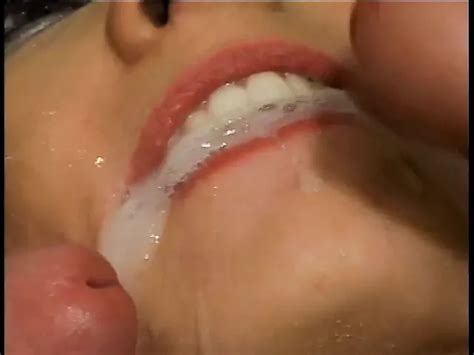 Vanessa Lane öffnet ihren wunderschönen Mund weit für riesige