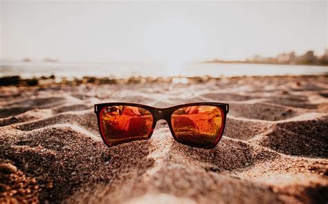Download Wallpaper 3840x2400 Sunglasses Sand Reflection