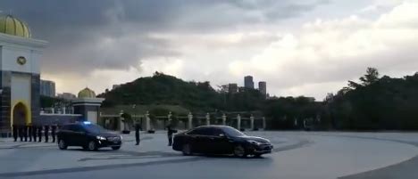 Bukan itu sahaja, beliau juga kini menyandang jawatan penting dalam pasukan sebagai ketua urus setia ketua polis negara (penyelidikan dan pembangunan) sejak mac lalu. (Video) Kereta Bawa Panglima Angkatan Tentera Malaysia ...