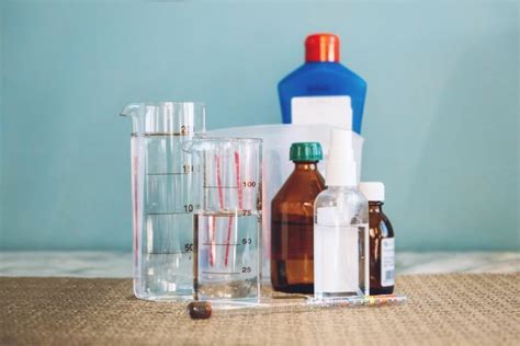 Água oxigenada veja 14 utilidades que você não conhecia para usar em casa truques caseiros