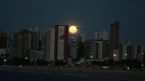 Veja aqui quando é lua cheia, mas também quando metade da lua é visível ou quando há um eclipse total da lua. Lua cheia alaranjada chama atenção em Fortaleza - Metro ...