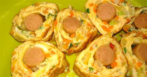 Gulung secepatnya ke pinggir rantang untuk membantu telur tergulung dengan rapi. Resep Telur gulung sosis oleh Naya Javi - Cookpad