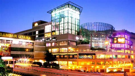 1 utama or one utama1 is a shopping mall in bandar utama, selangor, malaysia, with an area of 5,590,000 square feet (519,000 m2) and containing 713 stores. 10 Kompleks Beli-Belah Paling Besar Di Dunia | Iluminasi