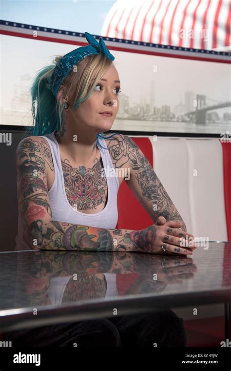 Chica Tatuada En Retro Con Ropa Estilo Pandillero En Un Diner Americano