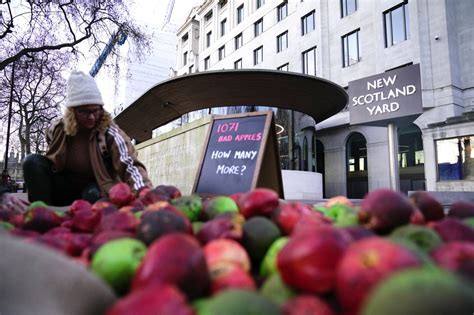 Watch Protesters Dump 1071 Bad Apples Outside Met Police Hq In Demonstration