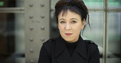 Olga tokarczuk est une romancière et essayiste polonaise. Olga Tokarczuk - Życie i twórczość | Artysta | Culture.pl