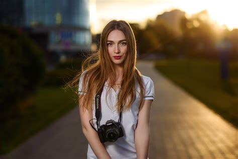 Красивая длинноволосая девушка с фотоаппаратом обои для рабочего