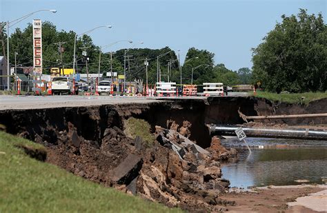 Giant Sinkhole Swallows Corvettes In Kentucky Other Crazy Sinkholes