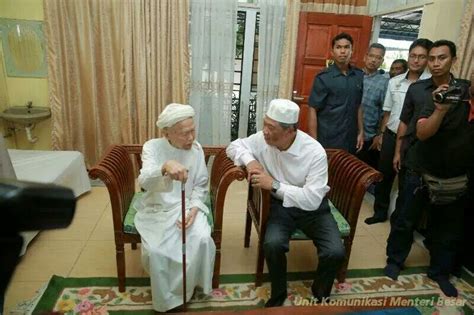Terima notifikasi waktu solat terus ke telefon bimbit / komputer anda? Gambar Sekitar Kunjungan Hormat TPM Ke Rumah TG Nik Aziz ...