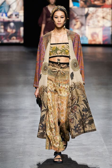 There's something about relaxing outdoors and listening to your favorite band that feels like summer. Spring Summer 2021: 15 favorite looks from the runway ...