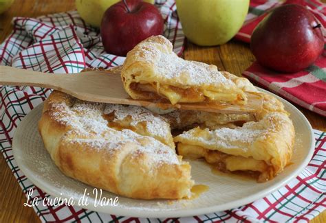 Sui rettangoli di pasta sfoglia spalmiamo la marmellata, quindi sistemiamo gli spicchi di mela uno vicino all'altro. TORTA di MELE e PASTA SFOGLIA ripiena di marmellata facile ...