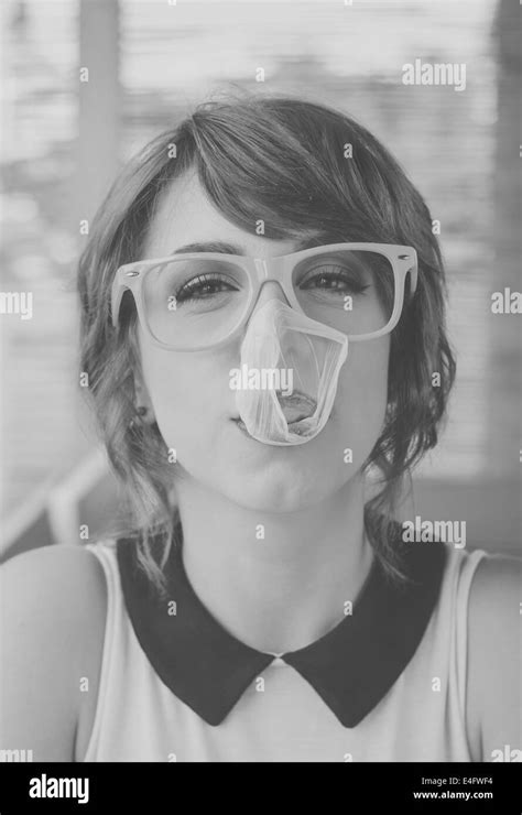 Niedliche Hipster Teenager Mädchen Mit Großen Kaugummi Bubble Popping