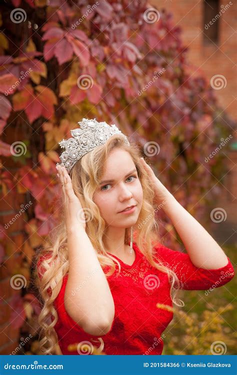 Russian Girls Are Beautiful Russian National Traditions Sisters In Crowns Wives From Abroad