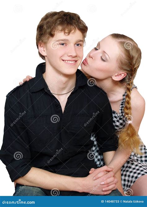 het jonge mooie paar kussen geïsoleerd op wit stock afbeelding image of spel levensstijl
