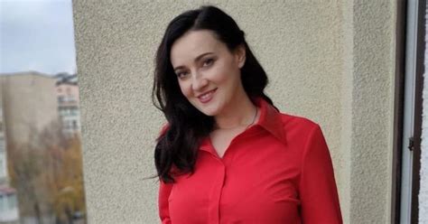 Соломі́я в'ячесла́вівна вітві́цька — українська телеведуча, журналіст, ведуча тсн на телеканалі 1+1. Соломія Вітвіцька продемонструвала образ у червоній сукні ...