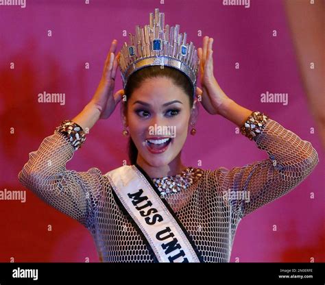 Newly Crowned Miss Universe Pia Alonzo Wurtzbach Shows Her Crown During A News Conference Sunday