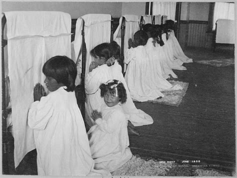 Filelittle Girls Praying Beside Their Beds Phoenix