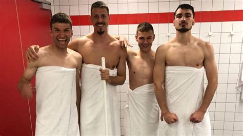Wirke eher lappig Joshua Kimmich lacht über Bayern Foto aus der Dusche Bundesliga