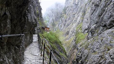 Die leistungen der grainau card sind in der kurtaxe enthalten! Eingang zur Höllentalklamm - Picture of Hell Valley ...