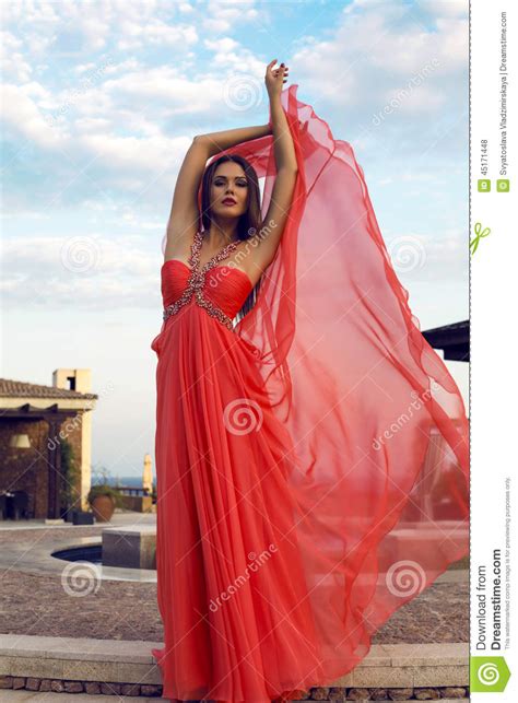 Jolie Femme Dans La Robe Rouge Luxueuse Posant Au Parc Photo Stock