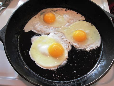 eggs cooking bacon cook breakfast medium saturday pan heat kitchen temperature turn into sprinkle pepper salt low