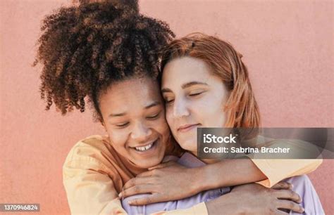 Cinta Pasangan Lesbian Potret Wanita Yang Memiliki Momen Lembut Foto