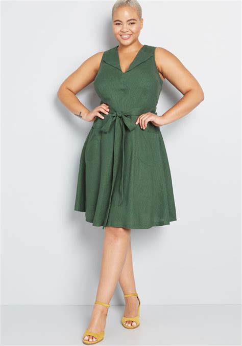 retro blend midi dress in dark green modcloth green midi dress plus size fashion dresses