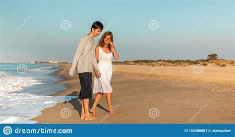 Madre E Hijo Adolescente Hablando Y Caminando Por La Playa Imagen De Archivo Imagen De Amor