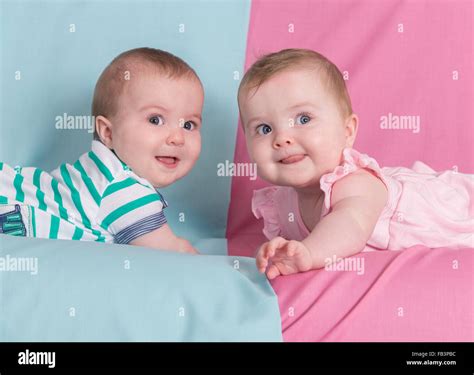 Hermano Y Hermana Gemelos Bebés Niña Y Niño En Rosa Y Fondo Azul