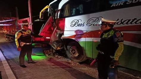 Bus Pariwisata Bawa 50 Orang Tabrak Pantat Truk, Sopir dan Kernet Truk Terjepit Hingga Patah ...