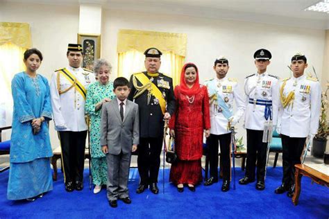 Pada zaman lampau, sultan memiliki kuasa mutlak dan dinasihati seorang bendahara. uncleseekers: Sultan Johor Atau Kerabatnya? (Part 31)