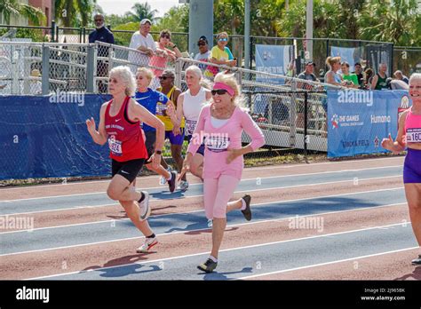 Seniors Female Women Runners Competitors 100m 100 Meter Hi Res Stock