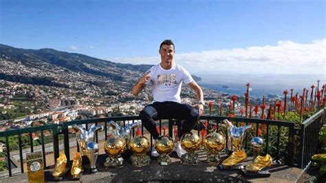 Ronaldo Empieza El Año En Madeira Rodeado De Sus Principales Trofeos