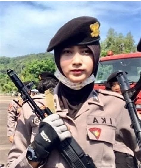 polisi wanita berhijab cantik dinas di jakarta hijaber police women women beutiful girls