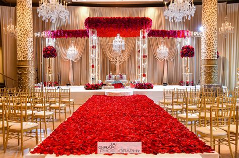 Red And Gold Decor For A Wedding Ceremony Wedding Decor Elegant