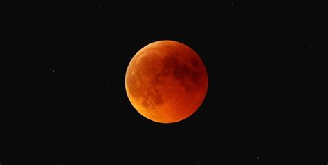 Лу́нное затме́ние — затмение, которое наступает, когда луна входит в конус тени от земли. Лунное затмение